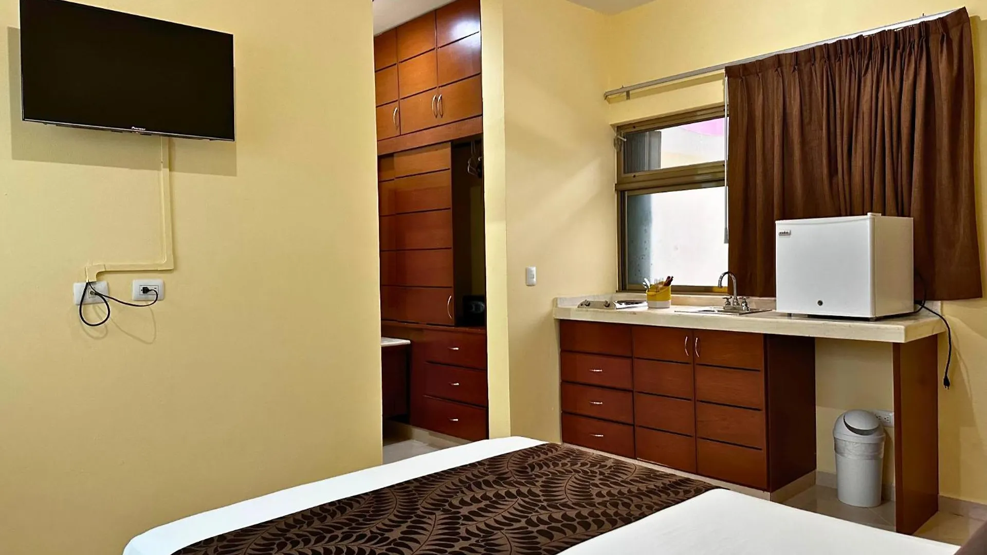 Hotel San Miguel פלאייה דל כרמן 3*,